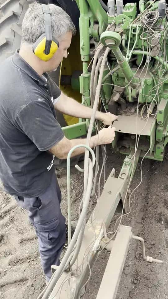Trozos de papa semilla en la tolva de la sembradora frente al lote